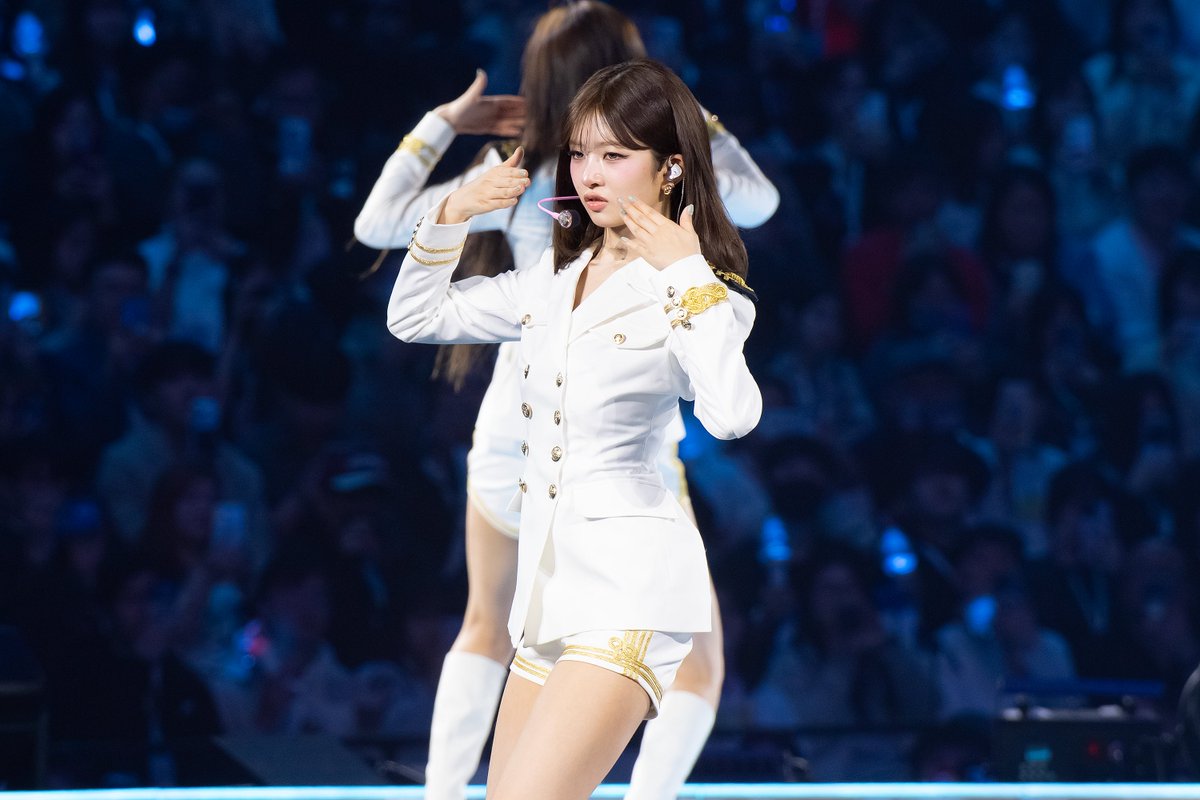 deuxistsh's tweet photo. 260322 IVE THE 4TH FAN CONCERT <DIVE into IVE> Day2 
#가을 #유진 #레이 https://t.co/dfnLXLGcNy