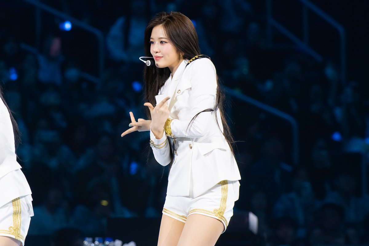 deuxistsh's tweet photo. 260322 IVE THE 4TH FAN CONCERT <DIVE into IVE> Day2 
#가을 #유진 #레이 https://t.co/dfnLXLGcNy