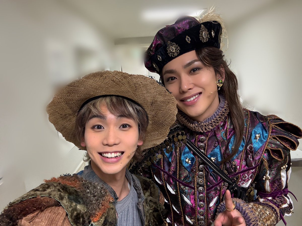 ミュージカル「レイディ・ベス」
東京公演第7クール終了しました！ご観劇いただいた皆様ありがとうございました🙌🏻

写真は、あきニキこと内海啓貴さんと📸「9to5」以来の共演です。今回は、舞台上で絡むシーンがあって嬉しい！稽古期間から背中で引っ張ってくれるかっちょええ兄貴なのです😏