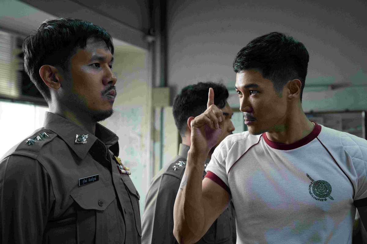 #เส้นตายสายลวง หนังบีบหัวใจมากกก ตรึงคนดูได้ตลอด แล้วพอมันเล่าถึงคนธรรมดาที่ลุกขึ้นสู่กับเรื่องที่ใหญ่เกินตัว ทวงความยุติธรรมให้ตัวเอง โดนคนมีอำนาจเมิน มันเอาใจช่วยแบบสุด ๆ หนังเสียดสีปัญหาสังคมได้แรงมากด้วย นักแสดงเล่นดีแบบยกแผงเลย | สตรีม 26 มีนาคมใน #Netflix