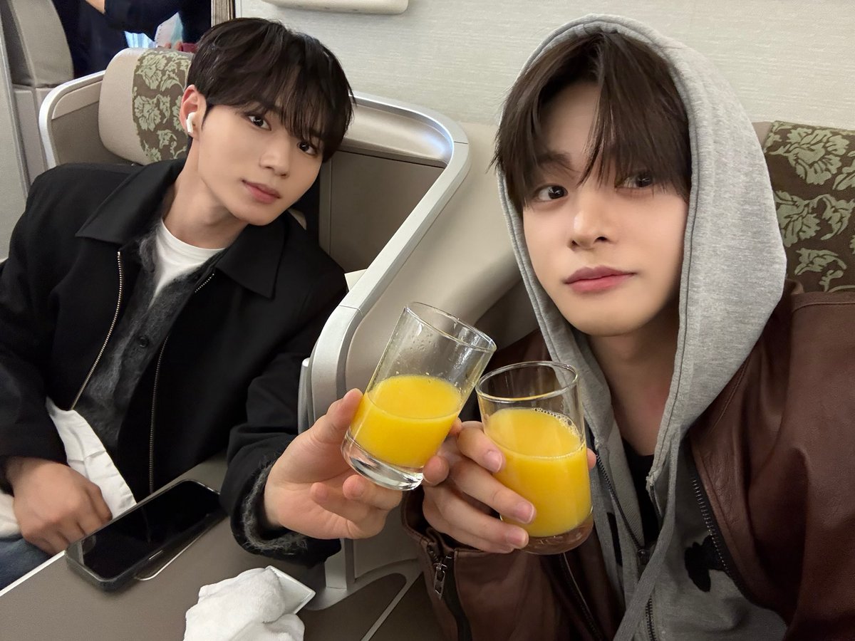 건장한 성인 남자 둘이 비행기에서 마시는것: 
오렌지주스