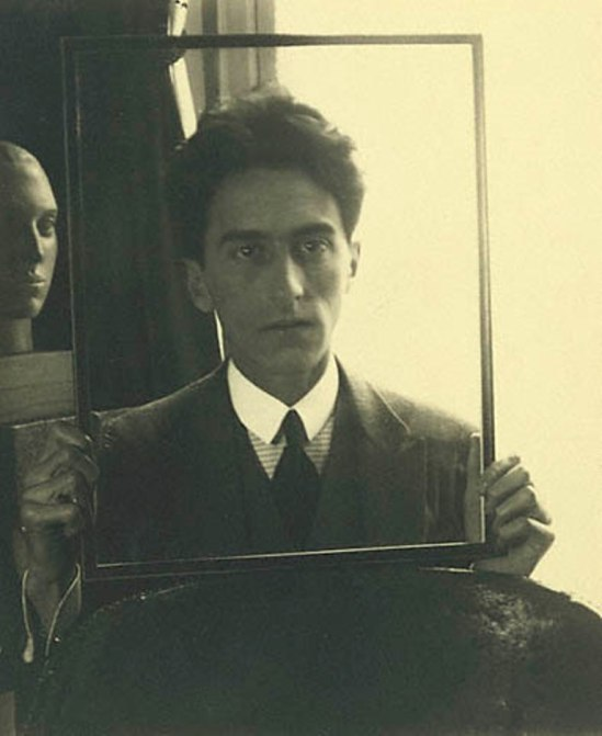 "Ciò che gli altri criticano in te, coltivalo. È parte di te."

Jean Cocteau