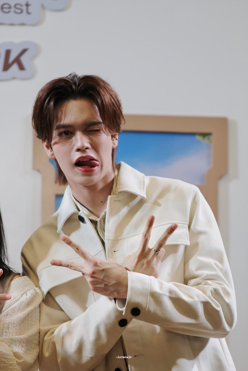 𝐦𝐚𝐫𝐤𝐣𝐢 tweet media