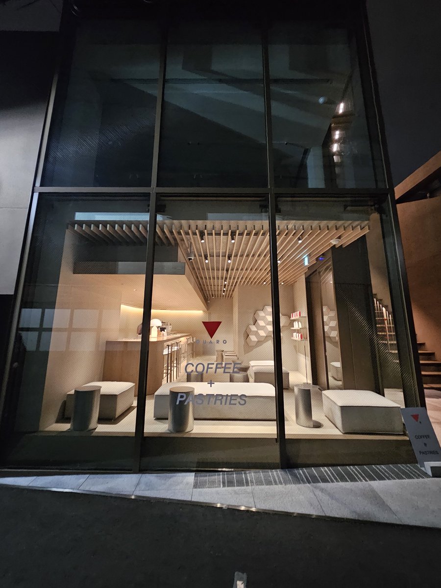 mr_louu's tweet photo. マンスリー表参道にQUARO原宿へ☕
お店のインスタを管理しているスタッフさんが気づいたらしく『韓国で凄く有名な人なんだよ』とエピローグ色々
私『日本でもとても有名なんですよ!』推
無機質で落ち着きのあるヒョンシク好みのカフェに俳優のソ・ボムジュン似のスタッフさんが天使だった
#박형식 https://t.co/i1lqTvvY2V