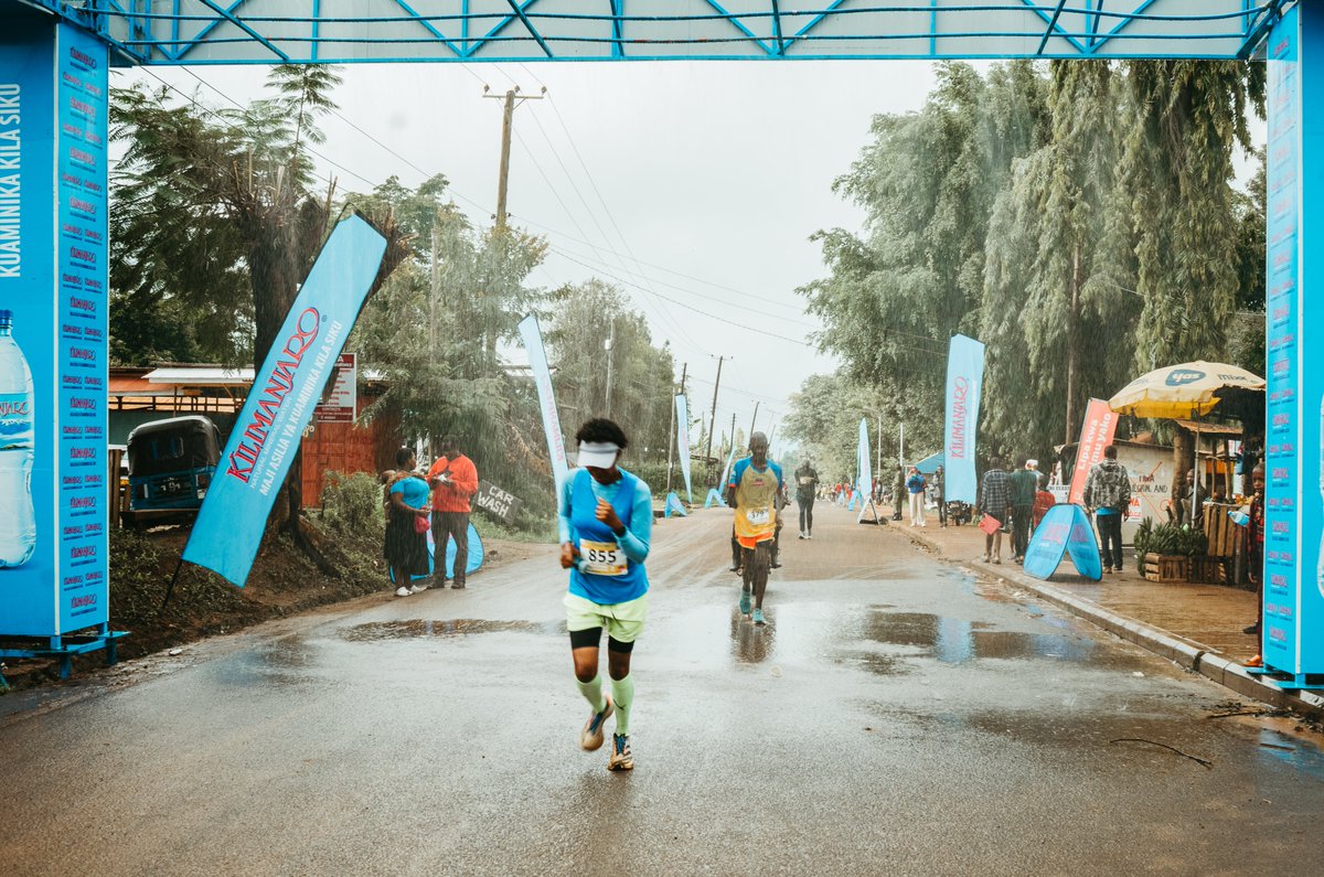 Matukio katika picture: Baadhi ya wafanyakazi wa team ya Kilimanjaro natural mineral water na washiriki waakiwa katika tukio la kili-marathon. #kilimarathon #kilimanjaronaturalmineralwater #majiasilia
