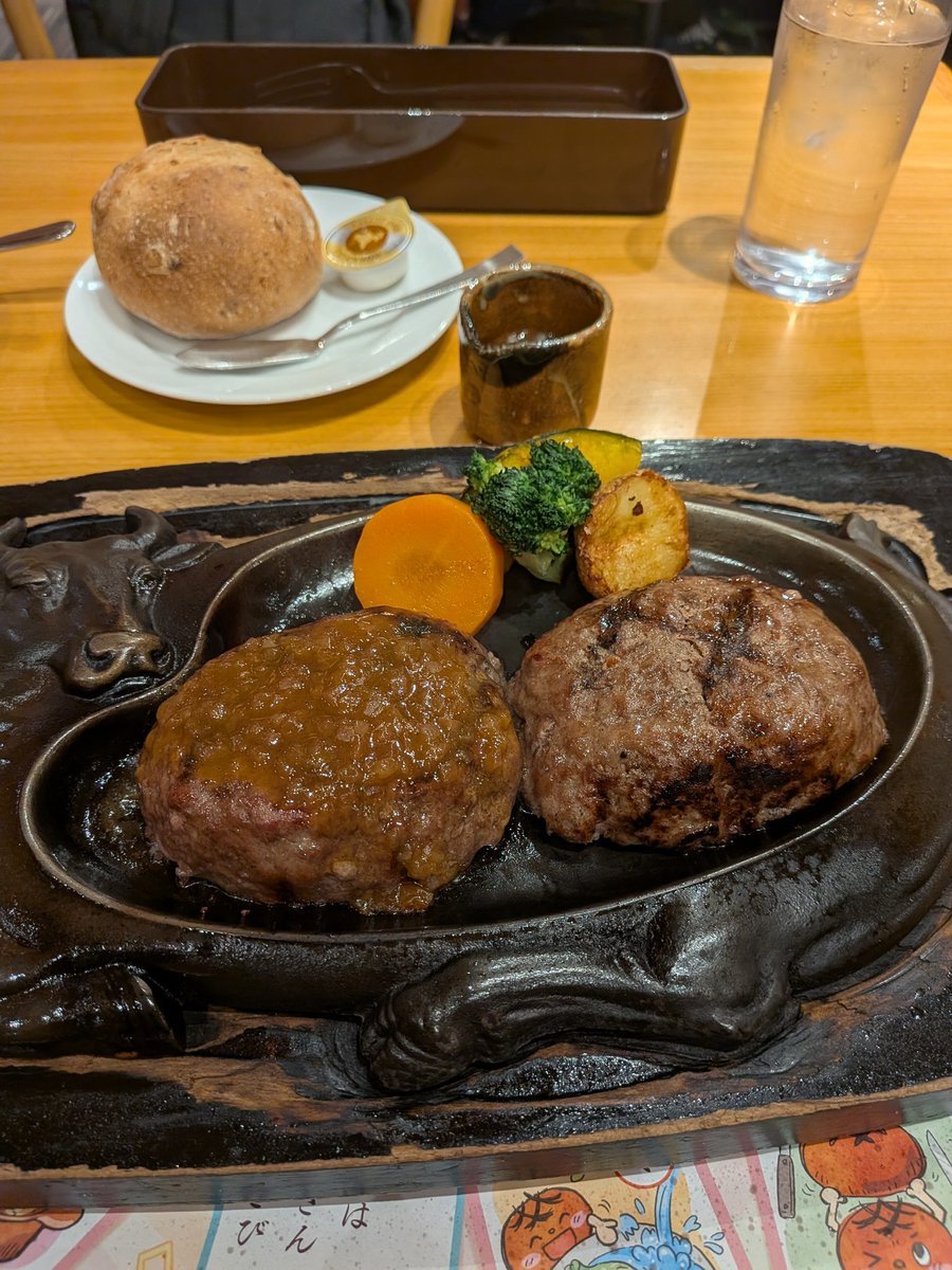 touringmax560's tweet photo. 正直 お行儀は良くないけど さわやかのパンに肉汁とオニオンソースを付けて食べるのが好きです
#TMAX560 https://t.co/Bd5JkFsyT3
