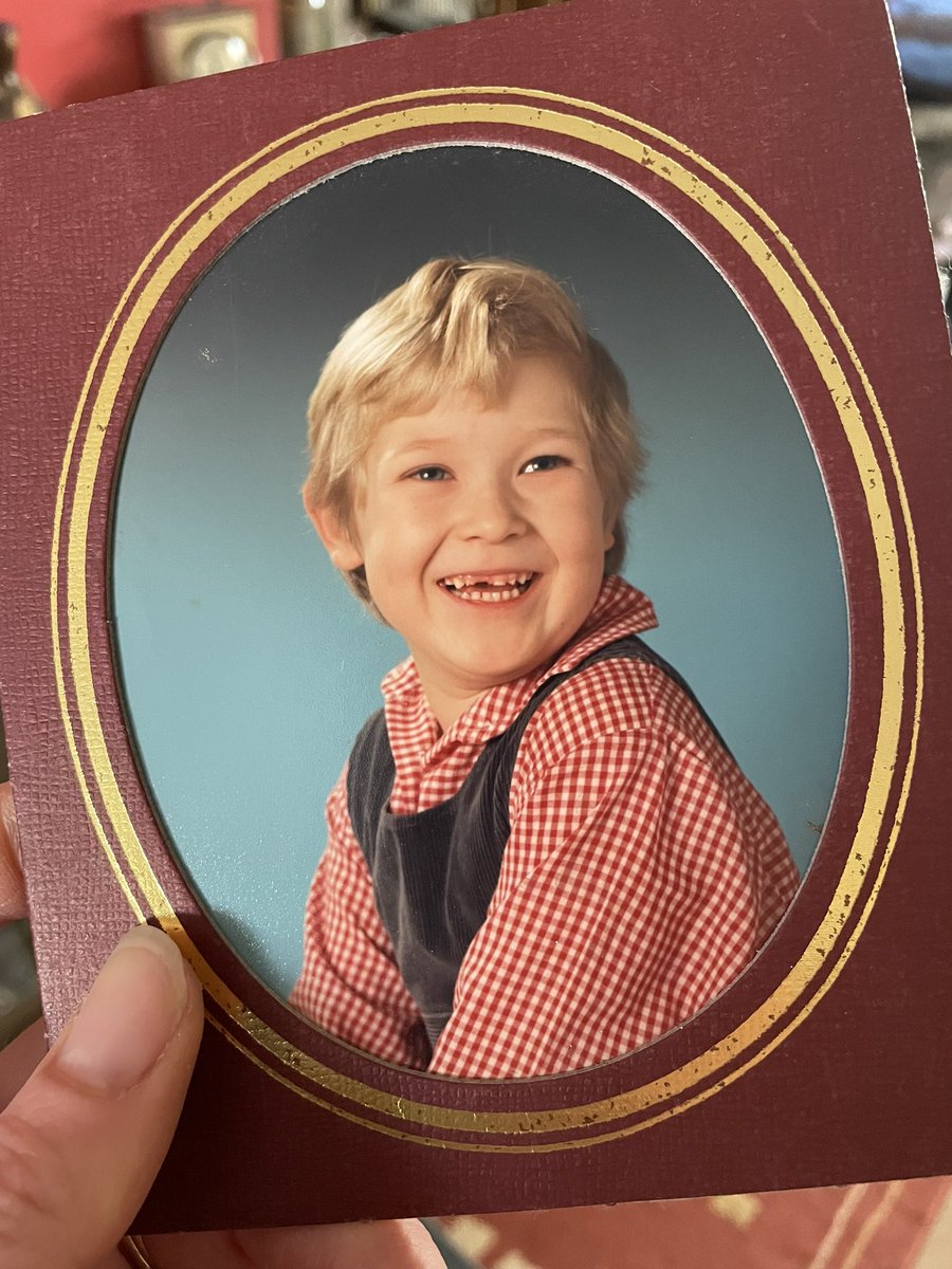 WoodturnersWife's tweet image. Helping mum to clear the house &amp;amp; stopped for a tea break ☕️🍪

Mum has taken this opportunity to show @clocksncandles my old school photos &amp;amp; the face of innocence from 38yrs ago. What ever happened? 🫣🥹

#memories #throwback #newchapter