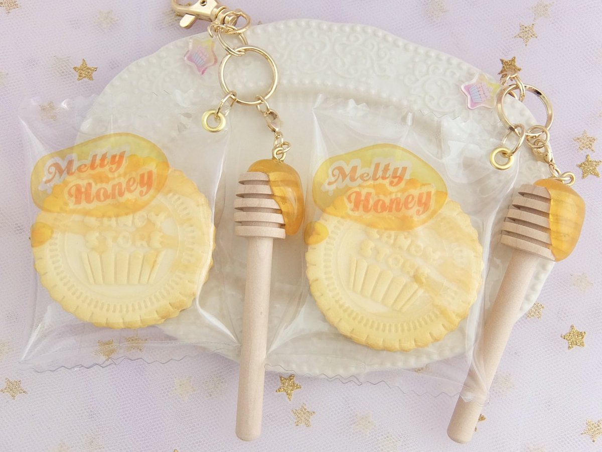 3/9より開催してきた個展後夜祭も本日3/22が最終日です😌
これまでにたくさんのご注文ありがとうございます！

☆;.+*:ﾟ+｡.☆;.+*:ﾟ+｡.☆;.+*:ﾟ

クッキーもハニーディッパーもリアルサイズ🍯
ハニーディッパーのハチミツがリアルなところがポイント⭐️