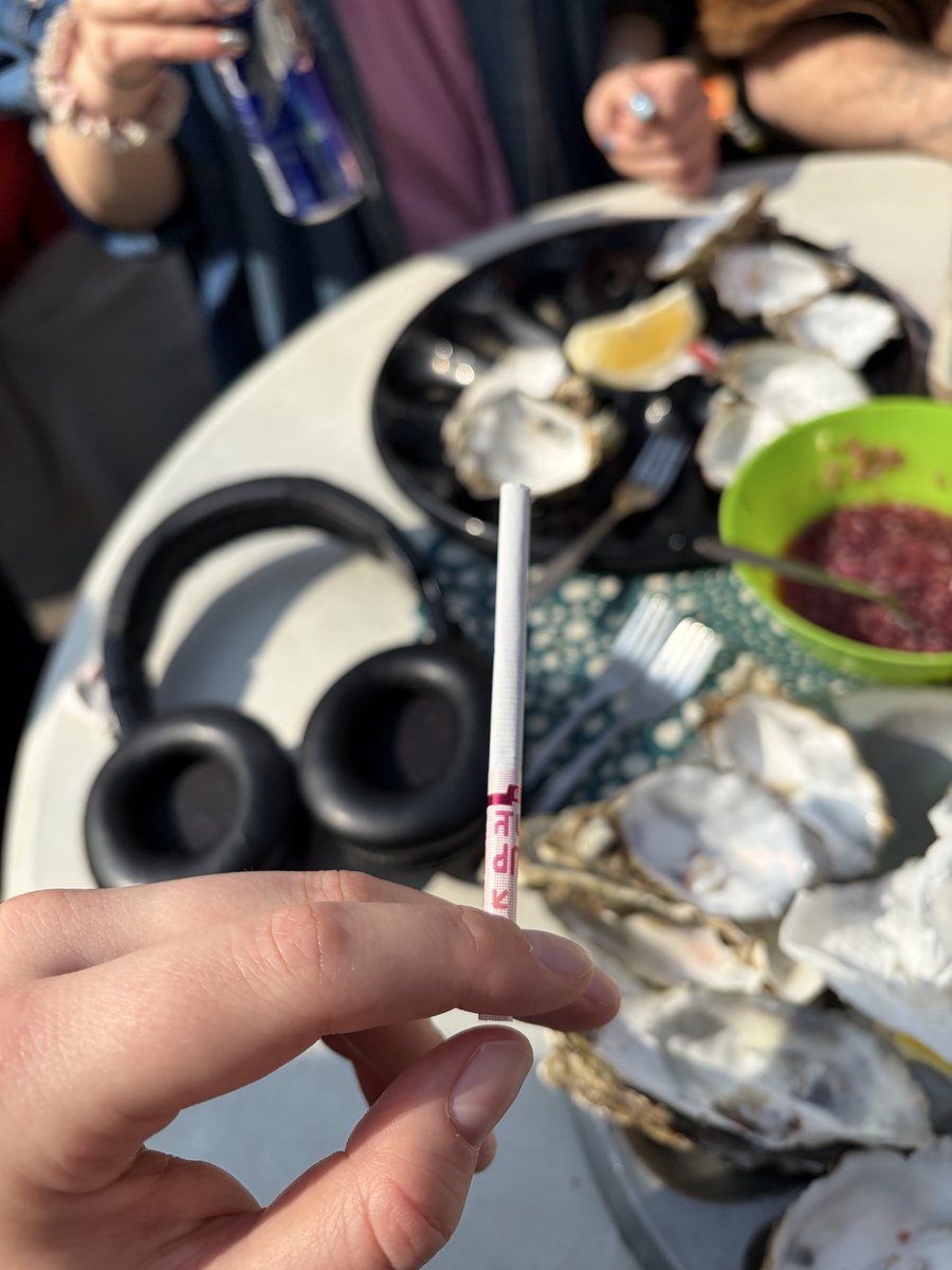 zinzinou2000's tweet photo. huîtres bretonnes et clopes chinoises #cosmopolite https://t.co/pmiD2gbZHc
