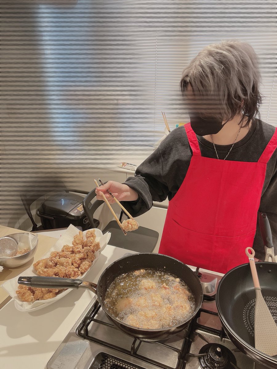 chibi_alun1216's tweet photo. 🍳俺の手料理をお上がりよ！！🍳

満員ありがとうございました！！
何十時間も仕込みには時間がかかったけど、
美味しい！って食べて貰えて凄く嬉しかった！

念願の料理イベントは大成功✨✨

ご来場頂きましてありがとうございました！！

写真の料理はほんの一部！
詳しくはグッズの料理本にて！👀 https://t.co/4G5mlHF4eT