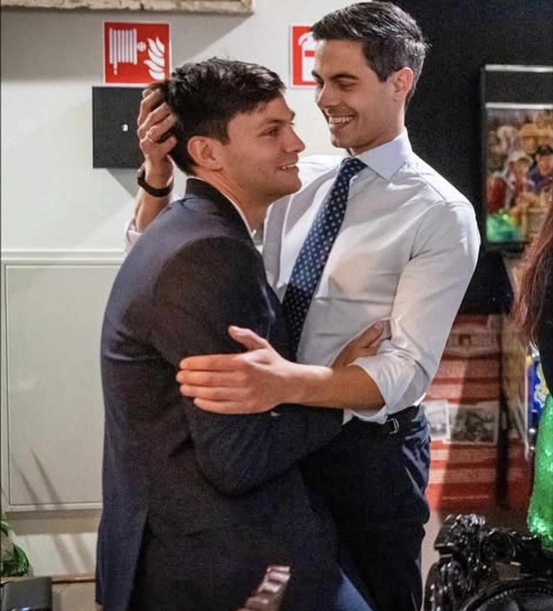 Sniper/Bodyguard/White 🇩🇰 🇬🇷 🇰🇭 🇨🇺 🇮🇷 tweet media