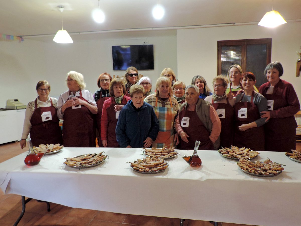 DaCunarda's tweet photo. #Colungo disfruta saboreando ricos crespillos. Siguiendo la receta tradicional las manos expertas hacen de la verdura un postre exquisito. Gracias a las personas que año tras año hacen que se mantenga la tradición. 20 años y que sean muchos más. https://t.co/6rAJnnHENt