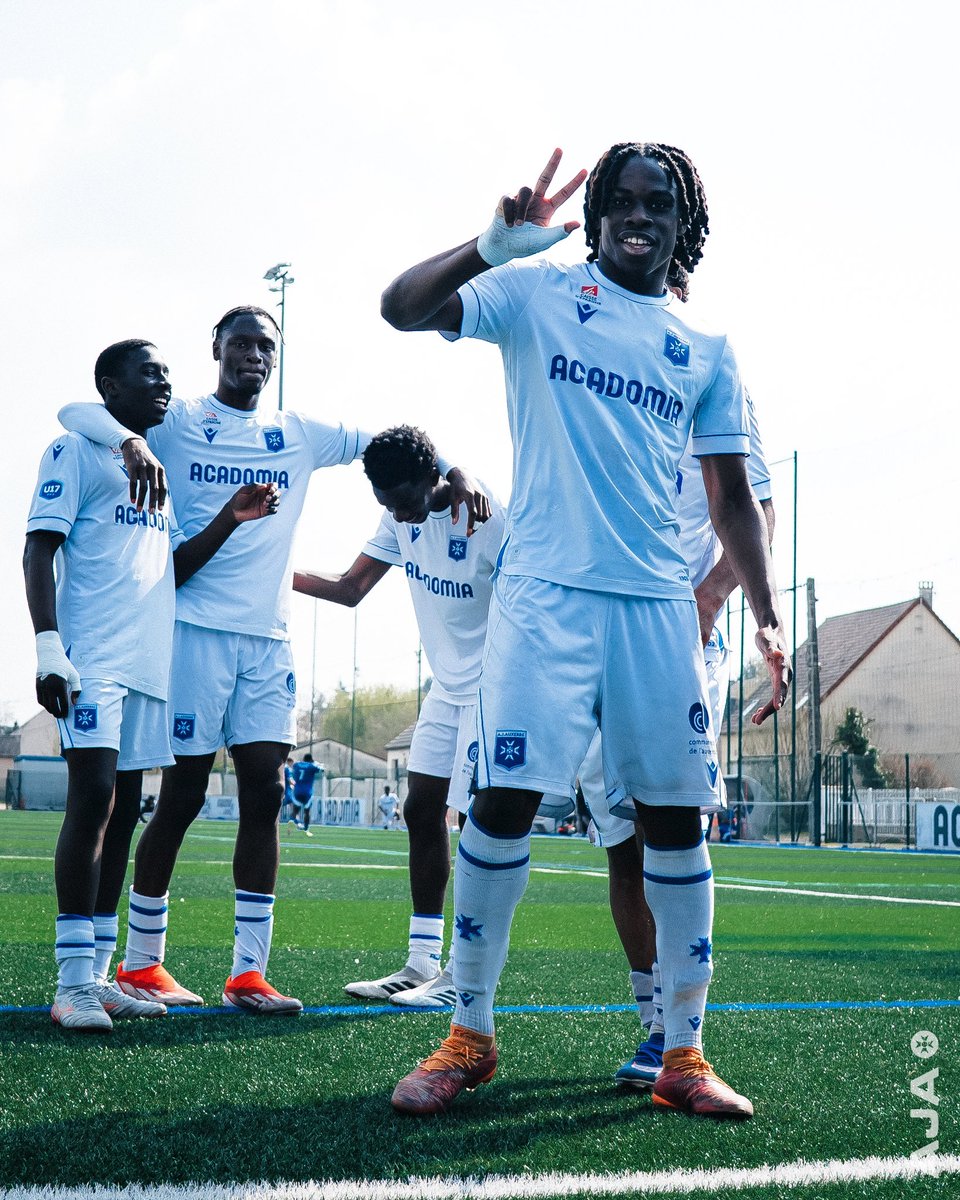 🔚 𝐅𝐢𝐧 𝐝𝐮 𝐦𝐚𝐭𝐜𝐡 🏟️ Au terme d'un match animé, nos U17 s'imposent cet après-midi face au @RCSA grâce à des buts de Loué (x3) et Mboyo ! 🔥#FormationAJA #AJARCSA (4-2) pic.