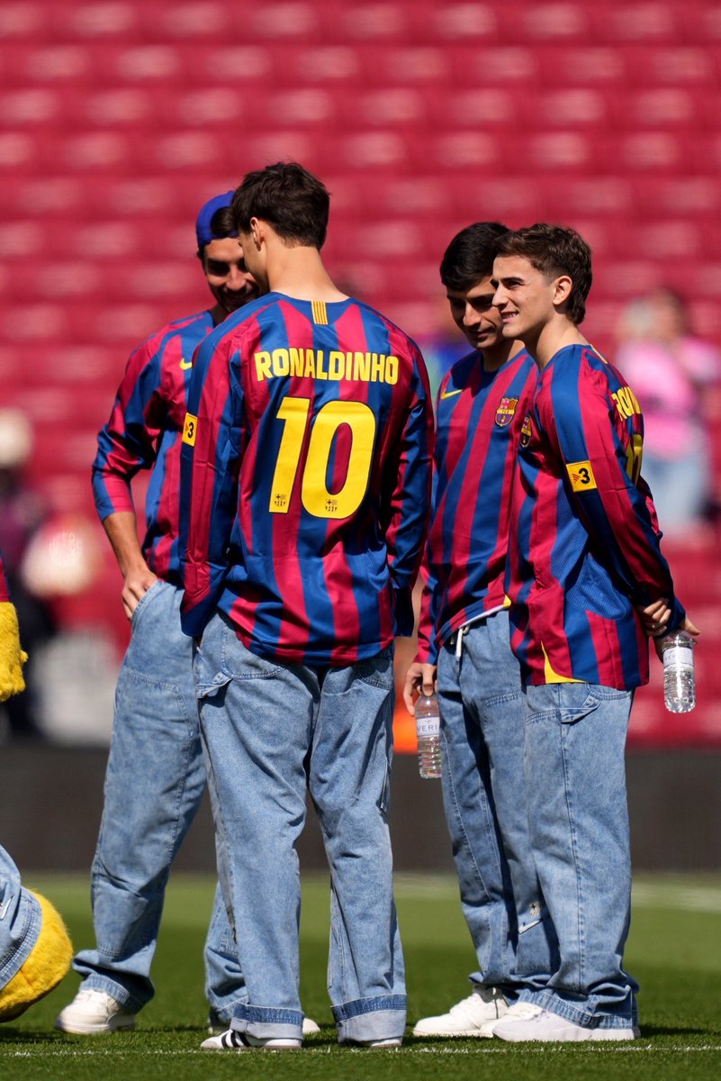 Les joueurs du FC Barcelone portent le maillot de Ronaldinho avant le match face au Rayo Vallecano pour rendre hommage à la légende brésilienne qui fêtait son 46ème anniversaire hier. 💙❤️🫂🇧🇷