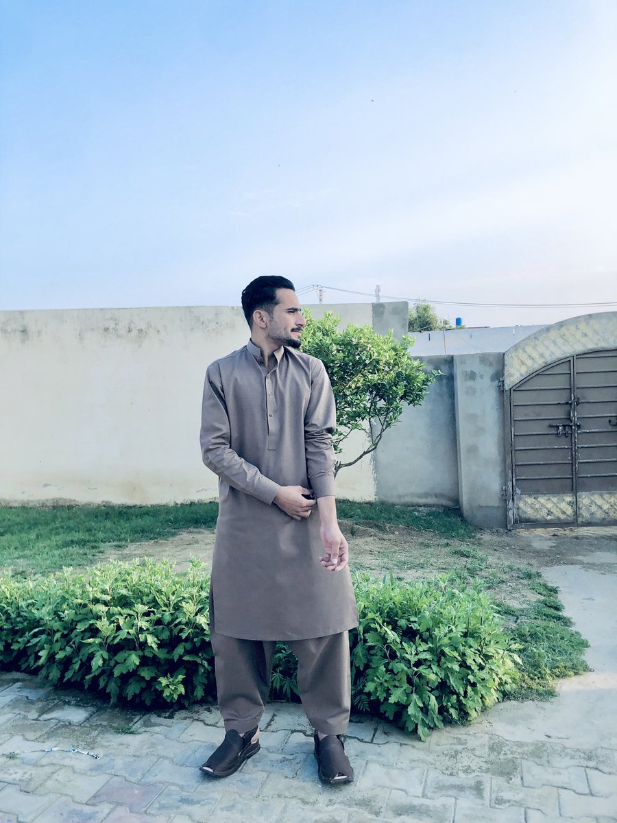 Muzamiil10's tweet photo. Eid Mubarak Lala @SAfridiOfficial 🤎🌙 https://t.co/6We0aKVLWt