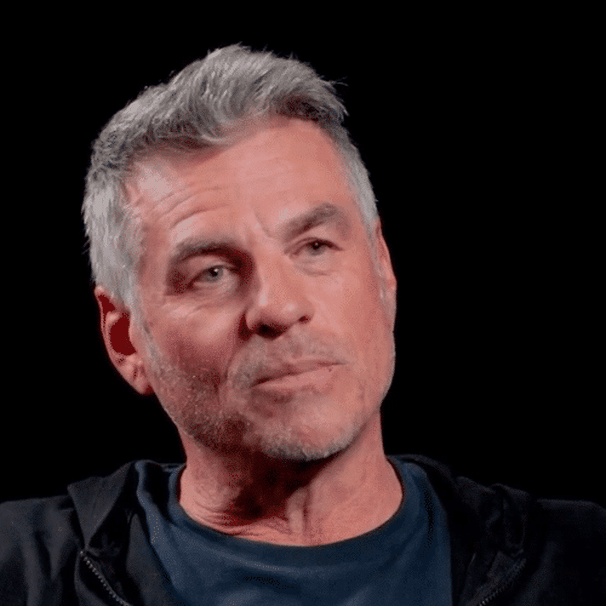 🎭 Bruno Gaccio : L'Auteur qui a Perdu le Fil de ses Propres Marionnettes

Il fut un temps où le système tolérait avec une bienveillance amusée ses bouffons cathodiques, chargés d'offrir au peuple sa dose de jeux et de satire pour mieux faire passer la pilule du quotidien. 

Mais