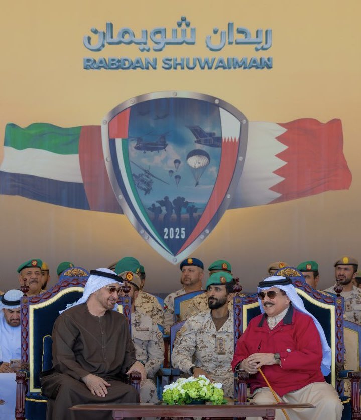 Hmd_Almarar's tweet photo. في بدايات القرن الماضي أهدى الشيخ حمد بن عيسى الأول آل خليفة حاكم البحرين ، حصانًا يُسمى "شويمان" للشيخ زايد بن خليفة آل نهيّان [ زايد الأول ] حاكم أبوظبي - جدّ الشيخ زايد بن سلطان

وأرسل الشيخ حمد 🇧🇭 هذه الأبيات بهذه المناسبة للشيخ زايد ؛
الغوج مبذولٍ ليا عاد تبغيه
يا شيخ يا حامي حدود التوالي
يلي ليا من ضيّع السمت تشريه
"زايد" ليا عدّت علوم الرجالي
الغوج ما طاري لنا دوم نجزيه
إلا لشخصك يا حميد الفعالي
هذاك لك والي غلى منه نفديه
الحال مبذولٍ فكيف بالحلالي

فردّ عليه الشيخ زايد الأول ؛
حيّ الكتاب اللي لفاني وهاديه
به مرحبًا وأهلًا بردّ السؤالي
اعداد ما برّق مزونٍ تشابيه
واعداد ما نسنس هبوب الشمالي
فكّيت برشامه وأحطنا معانيه
فالغوج لي كامل جميع الخصالي
ساعة لفى "شويمان" غزر النظر فيه
مقبول من شيخٍ جزاه وهدى لي
هذي عوايد من "حمد" والسخا فيه
يا الله تكفى له صروف الليالي
حالك جميل وفضل جودك يكفّيه
والفرق معدومٍ ليا أتلى التوالي

في نوفمبر 2025 تم تسمية التمرين الإماراتي البحريني العسكري المشترك 🇦🇪🇧🇭 بإسم { ربدان - شويمان } تيمنًا بسلالتي ربدان "سلالة آل نهيّان" وشويمان "سلالة آل خليفة والتي منها حصان شويمان الذي أهداه الشيخ حمد للشيخ زايد"
لتكون شاهدًا على المواقف التاريخية بين الإمارات والبحرين
⚔️🐎