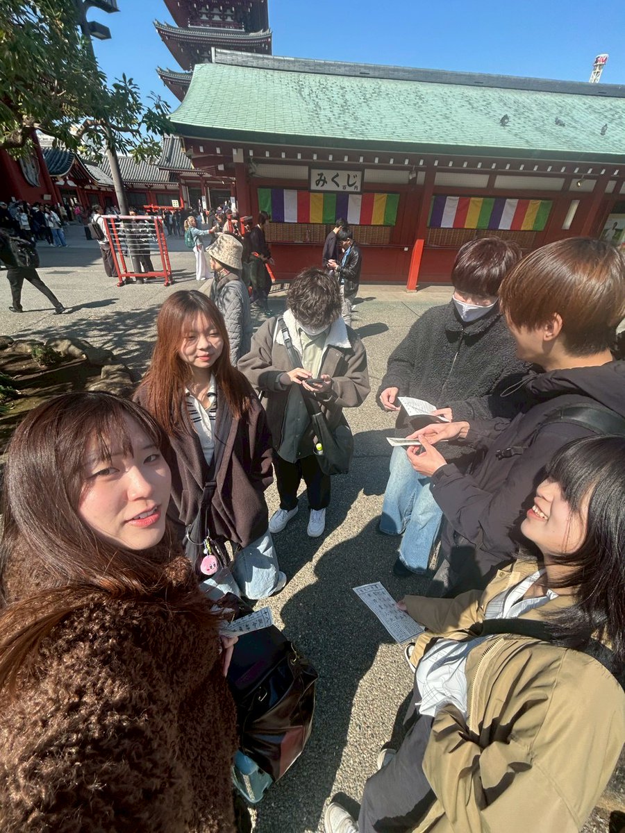 harekamo_RP's tweet photo. 【出演報告＆東京観光】
3/20に行われた50Fesに出演しました！
去年50でステージデビューし、にじいろなどたくさんの曲を歌い続けて1年が経ちました😳✨
少しは成長出来てるといいかも🦆!?
次の日は浅草➡︎上野動物園と東京を満喫！
パンダはいなかったけど、キリンの親子に釘付けでした🦒 https://t.co/FC55VoglXd