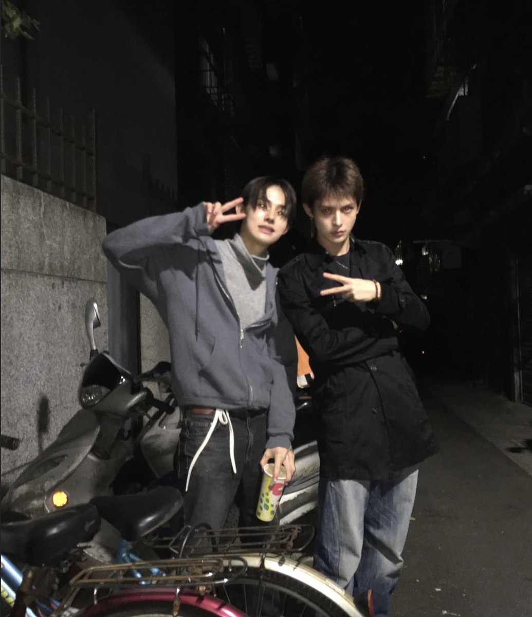 BE CAREFUL SEONGHYEON THERES A VAMPIRE NEXT TO YOU