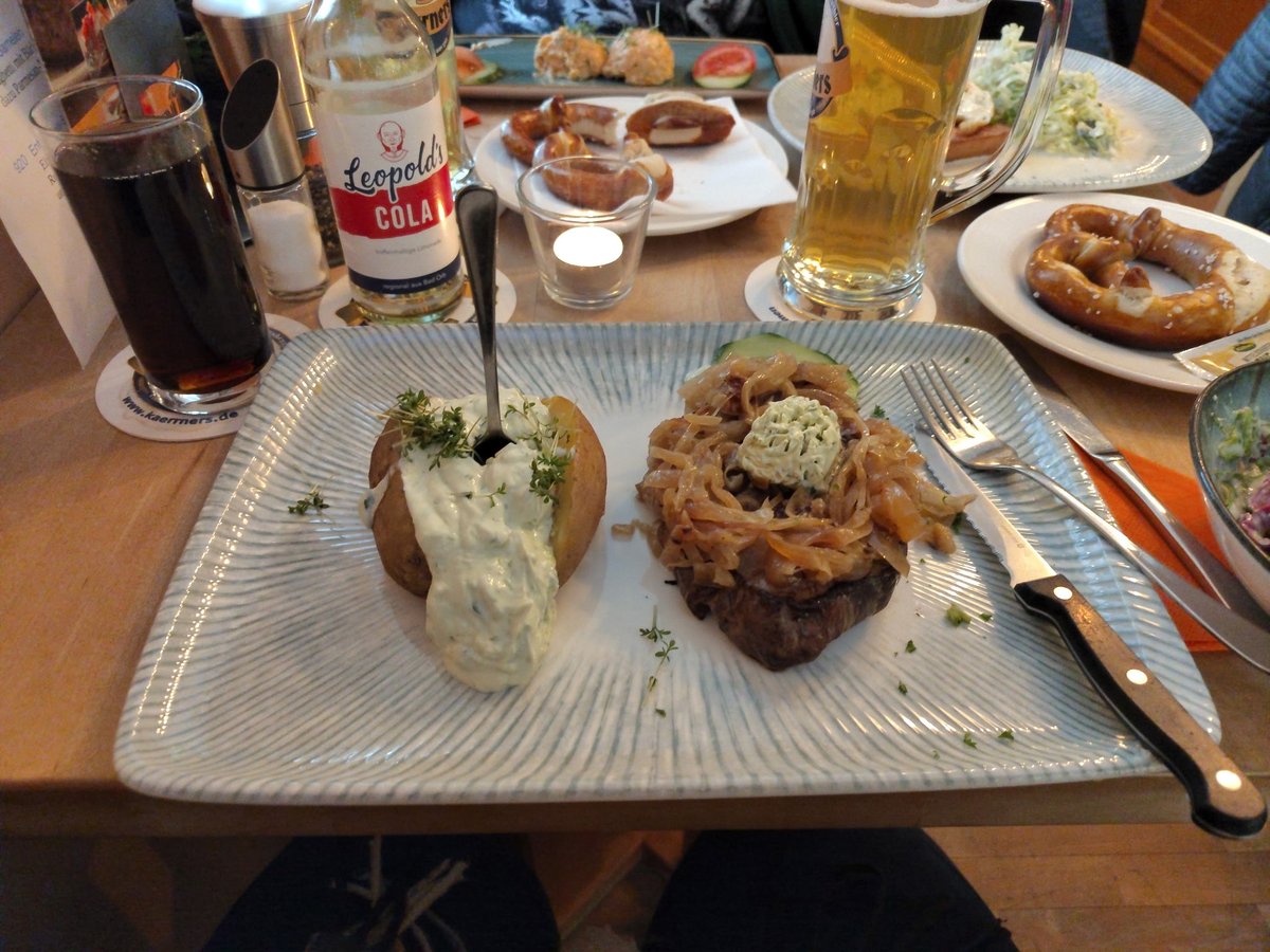 Baron_Snoopy's tweet photo. Sooo, ohne legger Mampf kein Kampf😛😋🤪
Absolute Empfehlung, wenn ihr mal in #BadOrb seid: 
Kärrners Gasthaus und Brauerei🍻👌
https://t.co/bLqJvgKKOB https://t.co/O848qrnk6Q