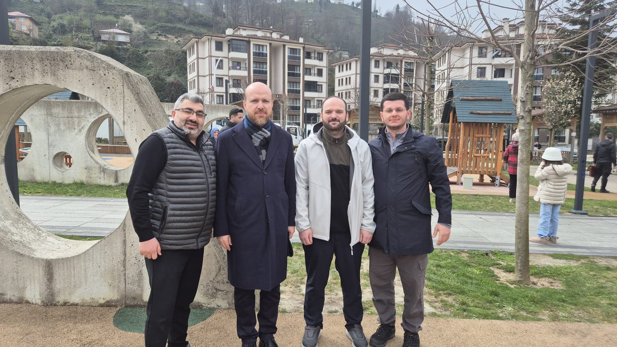 Rize İmam Hatipliler Derneği Başkanımız Numan Ubeydullah Kayhan, yönetim kurulu üyemiz Mehmet Gültekin ve önceki dönem başkanımız Enes Baş ile birlikte, İlim Yayma Vakfı Mütevelli Heyeti Başkanımız Necmettin Bilal Erdoğan ile Güneysu Millet Bahçesi’nde bir araya geldik.