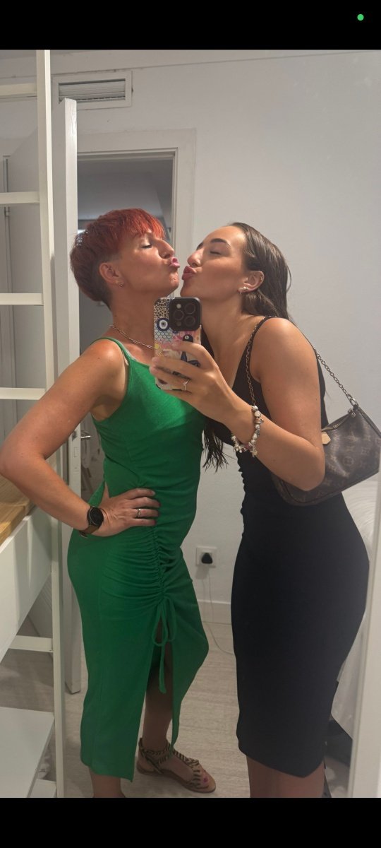 mother daughter tweet media