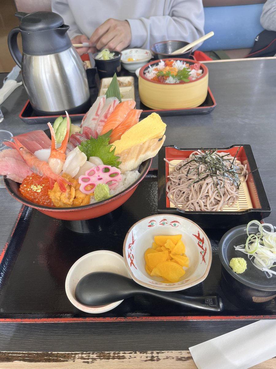 gorome_nuko's tweet photo. みんなでツーリング行ってきました！！
海鮮丼美味しかったし、楽しかった🥹 https://t.co/6NiF23yc6a