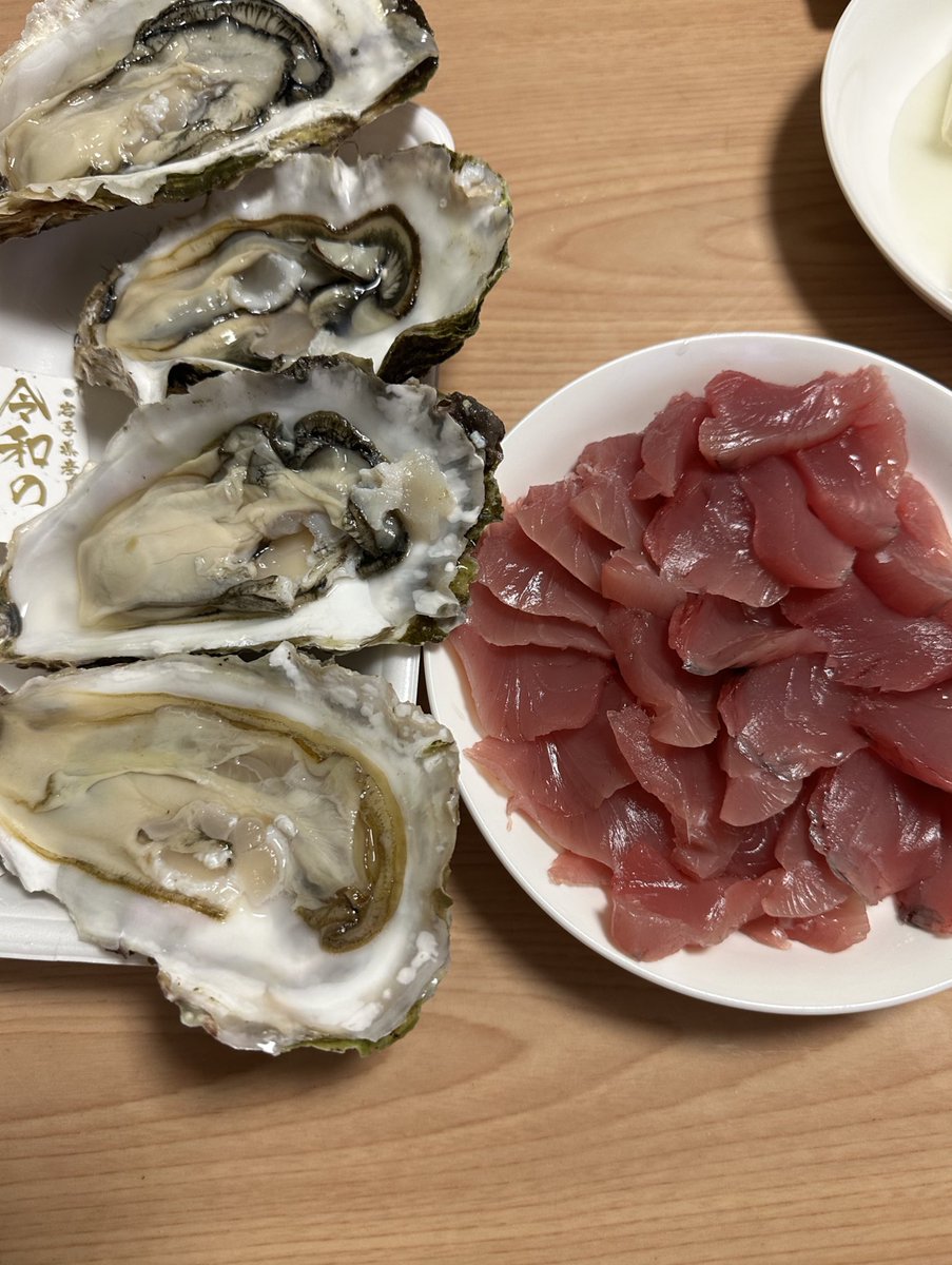 三連休楽しかったなぁ。
明日からはまたお仕事だから、早く飲んで寝ないと😆

#勝浦たんたんめん 
#てっぱつや 
#御宿 
#西忠 
#生牡蠣
#令和の怪物 
御宿で有名な地元の美味しい魚屋さん
店頭で買ったカツオと生牡蠣、その場で捌いてもらってお土産に🐟
魚のおこぼれもらうネコちゃん🐱🐈