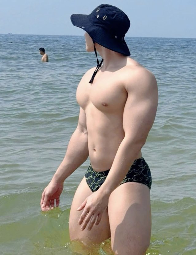 L o a d i n g tweet media