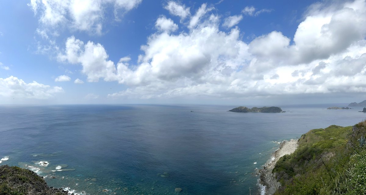 keizo1111's tweet photo. にっぽん丸小笠原停泊。湾内で小さな通船に乗り換えて父島上陸。Okeiさん達のアテンドで直人くんと父島を巡りました。水平線が湾曲して見えます。ウェザーステーション展望台からは広範囲にクジラの動向を観察できます。その後父島に最初に入植したセイボリー家にお邪魔させて頂き昼食を頂きました🙏 https://t.co/RONkwSFQ5k