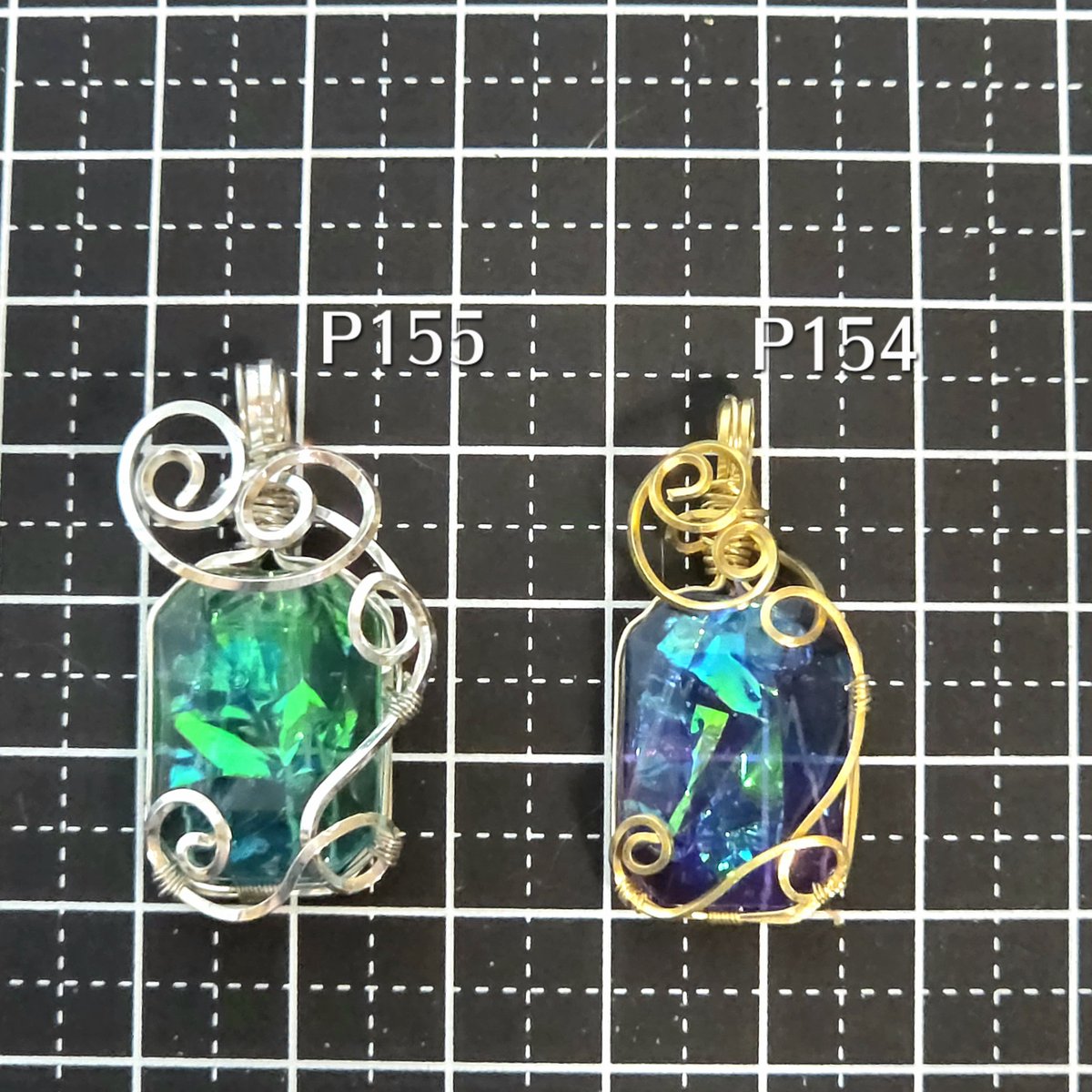 chunnrin's tweet photo. メルカリshops「ちゅん工房」に、
「精霊の守り　レジン✕ワイヤー　ネックレス」を2点追加しました！

さり気なく？ファンタジーを身につけるのにおすすめです🤭
https://t.co/aWbxvOAJno

#レジン #ファンタジー #ハンドメイドアクセサリー #レジンネックレス #ワイヤーアクセサリー https://t.co/Z5TU8ovEry