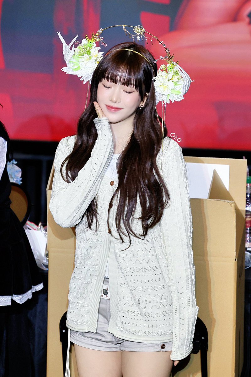 Sumingong's tweet photo. 260321 🧝🏻‍♀️

#스테이씨 #STAYC #수민 #SUMIN
#동글동글쑴 https://t.co/Kx4NEhBr7u