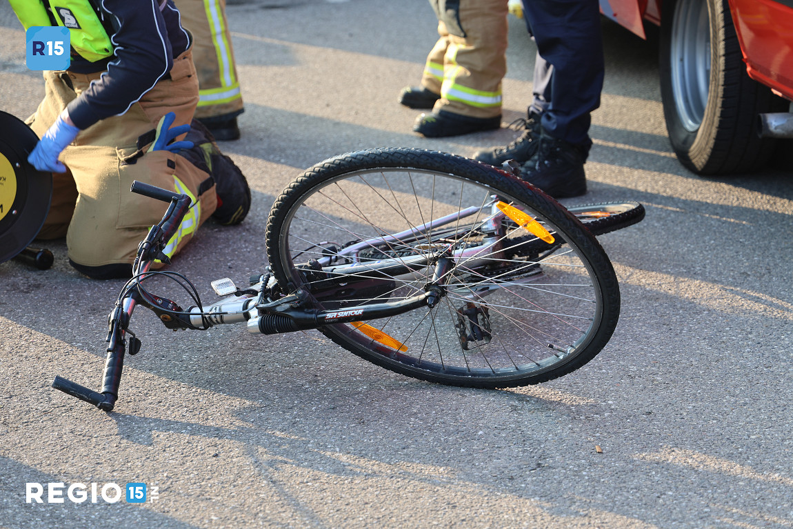 Persoon te water langs de Maasdijk