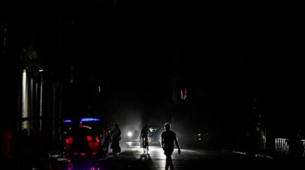 Kübada ulusal elektrik enerjisi sistemi tamamen devre dışı kaldı.

Venezuela operasyonuyla birlikte ABD'nin petrol ambargosunu daha da ağırlaştırdığı Küba'da enerji krizi ağırlaşıyor.

Ulusal elektrik şebekesi bir haftada ikinci kez çöktü, 10 milyon kişi tamamen karanlıkta kaldı.