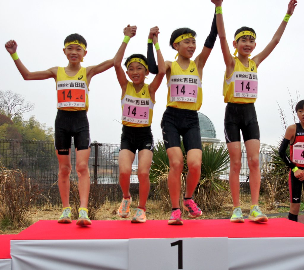 本日はＭ.Ｊ公園での練習です
６年生には小学生では最後のタイムトライアルを行いました
チーム柏のメンバーはみんなこのコースで育ってきました
彼等が走りなれたこのコースを走るのも後僅かいい走りができるか
トップは保坂君の４分１７秒
チーム記録池沢君(青山学院大学)にあと１秒にまで迫りました