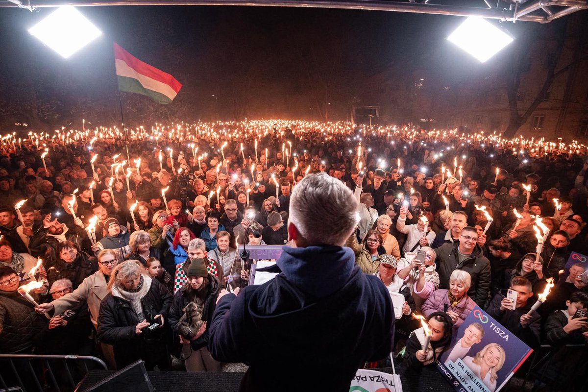 magyarpeterMP's tweet photo. Tegnap mind a négy helyszínen a valaha volt legnagyobb politikai rendezvényt tartottuk. Döbbenetes tömeg: mosolygós, derűs fiatalok, családok és idősek mindehol.

Eközben a leköszönő miniszterelnök azzal flexel, hogy a Sopronnál háromszor nagyobb Miskolcon a Fidesz Travel (Fibusz) majdnem feleannyi embert össze tudott hozni, mint a TISZA a leghűségesebb városban…

Azt hiszitek, hogy a független sajtóban vezető hír a TISZA döbbenetes áradása? Á, dehogy. Még minuszos hírre se futja.

Ma Torony, Szentgotthárd, Lenti és Nagykanizsa településeken tudunk találkozni. 21 nap.