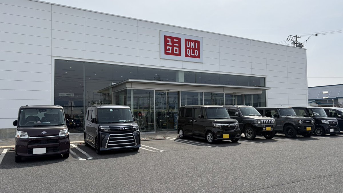nodan_anoda's tweet photo. 「本物の金持ちは軽自動車に乗り、ユニクロを着る」と聞いてから、地元のユニクロを見る目が変わった。

本物のお金持ち、こんなにいたのか…🥺 https://t.co/Ioe8OCG5Iv