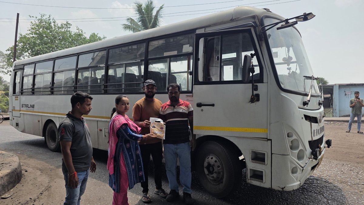 STAOdisha's tweet image. ସଡ଼କ ସୁରକ୍ଷା ଅଭିଯାନ ଅବସରରେ RTO ଅନୁଗୋଳଙ୍କ ଦ୍ଵାରା ବଅଁରପାଳ ଛକରେ ଡ୍ରାଇଭରମାନଙ୍କ ପାଇଁ ସଚେତନତା କାର୍ଯ୍ୟକ୍ରମ ଅନୁଷ୍ଠିତ ହୋଇଥିଲା। ଗାଡ଼ି ଚାଳକଙ୍କୁ ୬୨ଟି ପ୍ରାଥମିକ ଚିକିତ୍ସା କିଟ୍ ବଣ୍ଟନ କରାଯାଇଛି। ଦୁର୍ଘଟଣା ସମୟରେ ତୁରନ୍ତ ସହାୟତା ପ୍ରଦାନ ବିଷୟରେ ସେମାନଙ୍କୁ ବୁଝା ଯାଇଥିଲା।

#RoadSafety #FirstAid #SafetyFirst