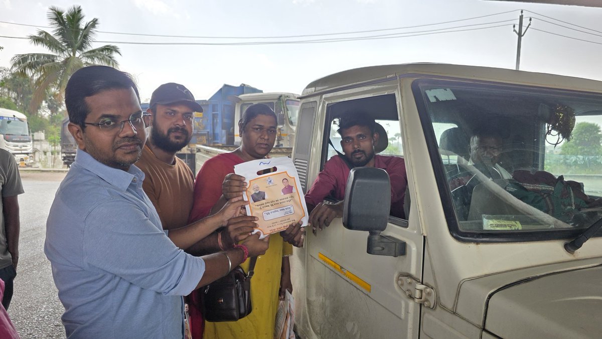 STAOdisha's tweet image. ସଡ଼କ ସୁରକ୍ଷା ଅଭିଯାନ ଅବସରରେ RTO ଅନୁଗୋଳଙ୍କ ଦ୍ଵାରା ବଅଁରପାଳ ଛକରେ ଡ୍ରାଇଭରମାନଙ୍କ ପାଇଁ ସଚେତନତା କାର୍ଯ୍ୟକ୍ରମ ଅନୁଷ୍ଠିତ ହୋଇଥିଲା। ଗାଡ଼ି ଚାଳକଙ୍କୁ ୬୨ଟି ପ୍ରାଥମିକ ଚିକିତ୍ସା କିଟ୍ ବଣ୍ଟନ କରାଯାଇଛି। ଦୁର୍ଘଟଣା ସମୟରେ ତୁରନ୍ତ ସହାୟତା ପ୍ରଦାନ ବିଷୟରେ ସେମାନଙ୍କୁ ବୁଝା ଯାଇଥିଲା।

#RoadSafety #FirstAid #SafetyFirst