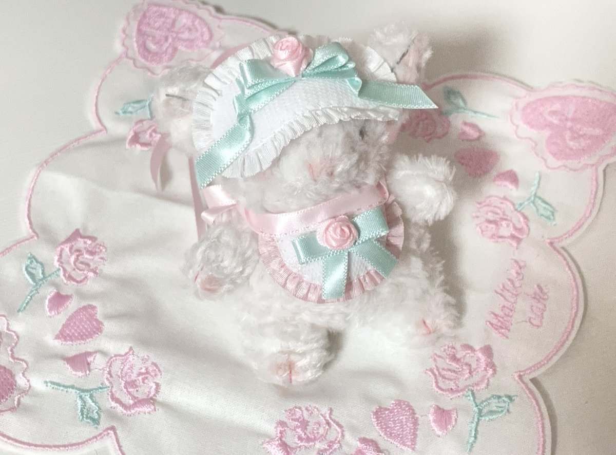 #rt 
목표수량 달성시 RT한분께 턱받이나 헤도레 샘플을 보내드려요💗

vintage rose cake시리즈 오더받습니다.
작은 인형들에게 어울리는 사이즈로,자세한 사항은 타래를 참고하여주세요

타래 공지 확인 후 주문부탁드립니다

•마감이라 공지되지않는한, 오더받는중이니 
편히 연락부탁드립니다