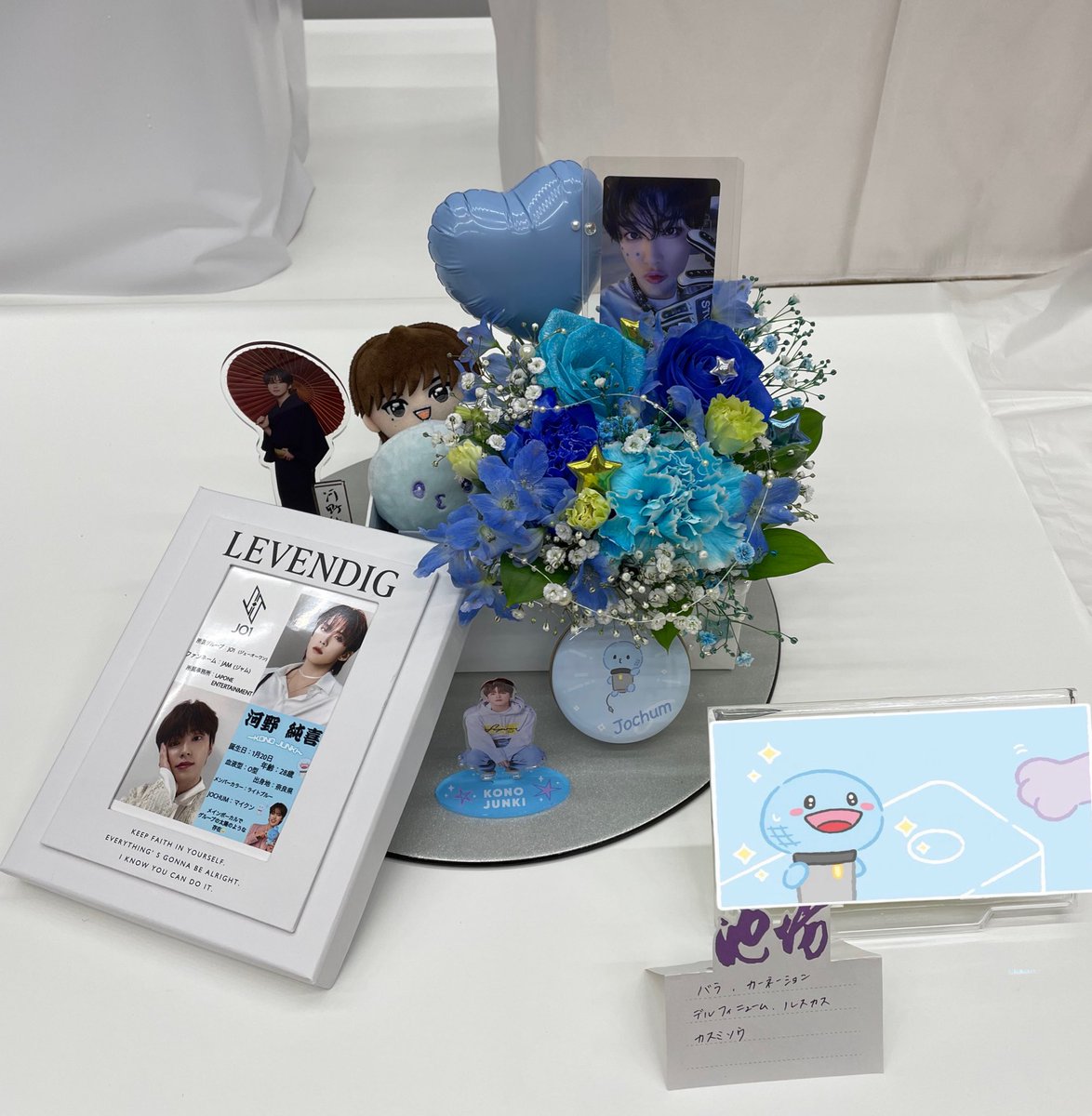 JAM_mag_1201's tweet photo. 生け花の展示がありまして、
作品を展示させて頂きました✨
純喜くんのメンバーカラーを
入れた青系を作ろう!
ということで作りました🩵
いつか純喜くんに見せるのが夢です🎤
※2枚目は本名載ってるので隠させて頂きます🙇♀️
@official_jo1 @jo1xsanrio
#河野純喜 #JUNKI #micoon
#マイクン https://t.co/2xxvemBfYS