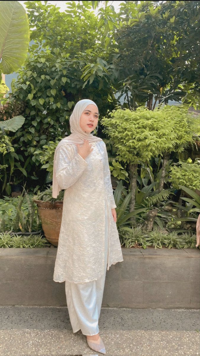 habedeye's tweet photo. lebaran dibeliin baju sama tanteku harganya hampir 500 agak kaget soalnya ini tuh kek cuma outer konsepnya harus pake iner lagi https://t.co/3YNRf6PChk