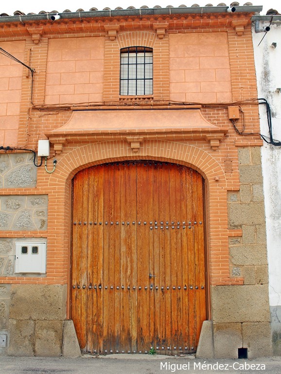 talaveranator's tweet photo. ARQUITECTURA POPULAR DE CALERUELA(1)
Texto: https://t.co/iOeq896Yg3
1.El granito y el adobe son los materiales constructivos más frecuentes
2.Portada carretera típica de Caleruela. 
3.Patio enlosado  en una vivienda del siglo XVIII
4.Rincón de arquitectura popular https://t.co/yBUP4qGsIO
