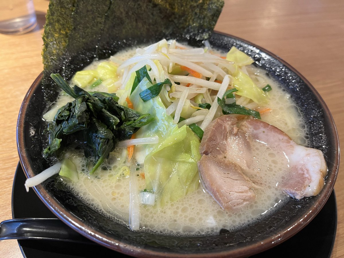 最近食い過ぎててやばい...って思って体重計乗ってたら全然減ってたから、もう今日は気にせず大好きな家系ラーメンを野菜マシマシトッピングにチャーハンセットして食べます‼️🍜👏✨ 