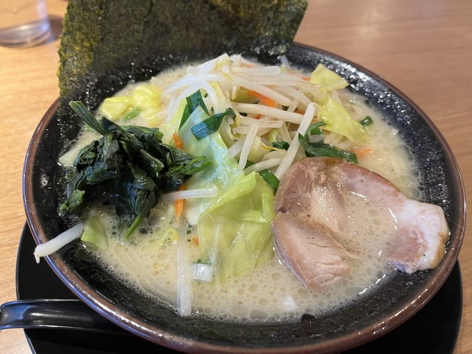 最近食い過ぎててやばい...って思って体重計乗ってたら全然減ってたから、もう今日は気にせず大好きな家系ラーメンを野菜マシマシトッピングにチャーハンセットして食べます
