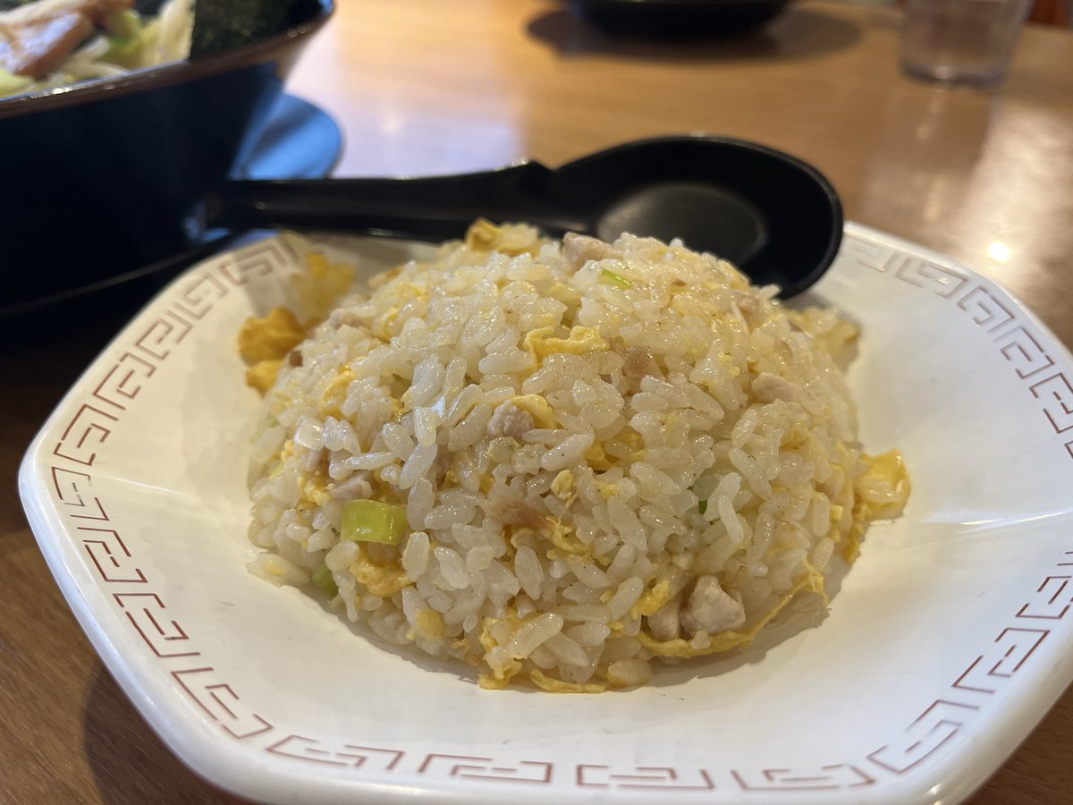 最近食い過ぎててやばい...って思って体重計乗ってたら全然減ってたから、もう今日は気にせず大好きな家系ラーメンを野菜マシマシトッピングにチャーハンセットして食べます‼️🍜👏✨ 