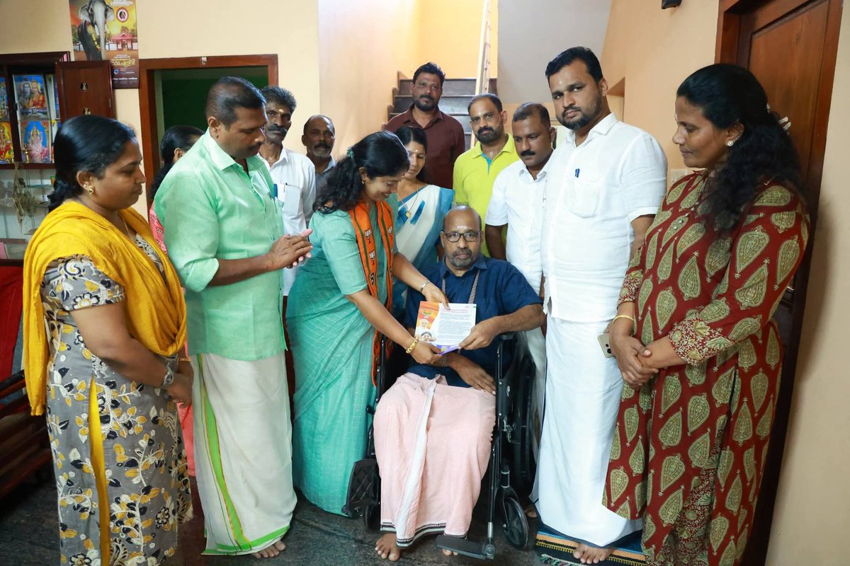 NavyaHaridas's tweet photo. ഇന്ന് മഹാസമ്പർക്കം.
മുഴുവൻ പ്രവർത്തകരും ഇന്ന് സമ്പർക്കത്തിന്റെ ഭാഗമാണ്. മണ്ഡലത്തിലെ മുഴുവൻ വീടുകളിലും ഇന്ന് പാർട്ടി പ്രവർത്തകർ വോട്ട് അഭ്യർത്ഥനയുമായെത്തും
#VikasitaKeralam
#Vote_For_Change
#KeralaBJP https://t.co/xZMomtlvM5