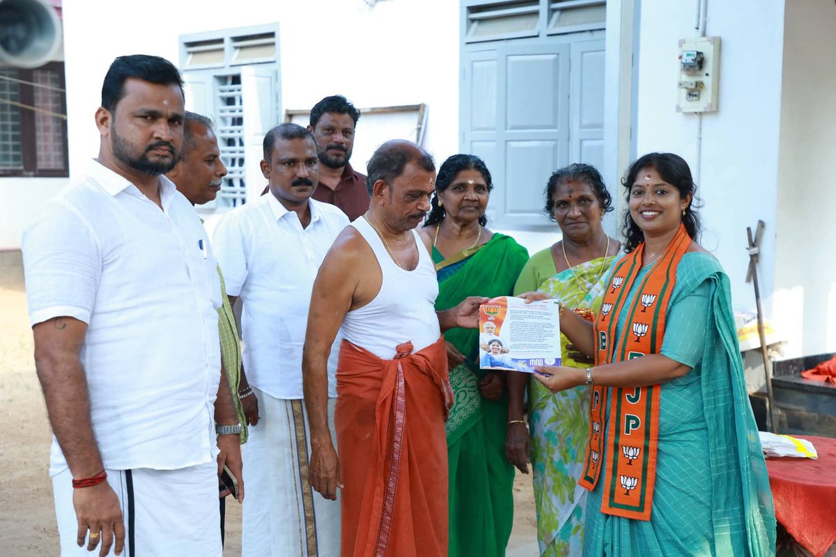 NavyaHaridas's tweet photo. ഇന്ന് മഹാസമ്പർക്കം.
മുഴുവൻ പ്രവർത്തകരും ഇന്ന് സമ്പർക്കത്തിന്റെ ഭാഗമാണ്. മണ്ഡലത്തിലെ മുഴുവൻ വീടുകളിലും ഇന്ന് പാർട്ടി പ്രവർത്തകർ വോട്ട് അഭ്യർത്ഥനയുമായെത്തും
#VikasitaKeralam
#Vote_For_Change
#KeralaBJP https://t.co/xZMomtlvM5
