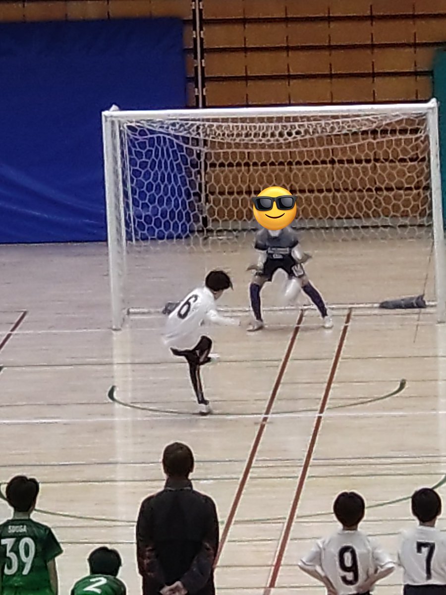 ykuruma's tweet photo. 昨日はフットサルバーモントカップの地区予選、今日はジュニアオーケストラと大忙しな3連休でした。
3兄弟揃っての出演は今回が最初で最後、お兄ちゃんはジュニアオケ卒業です🎻

フットサルの写真は弟くんがPK決めたところ⚽ https://t.co/D9U7mUpLWs