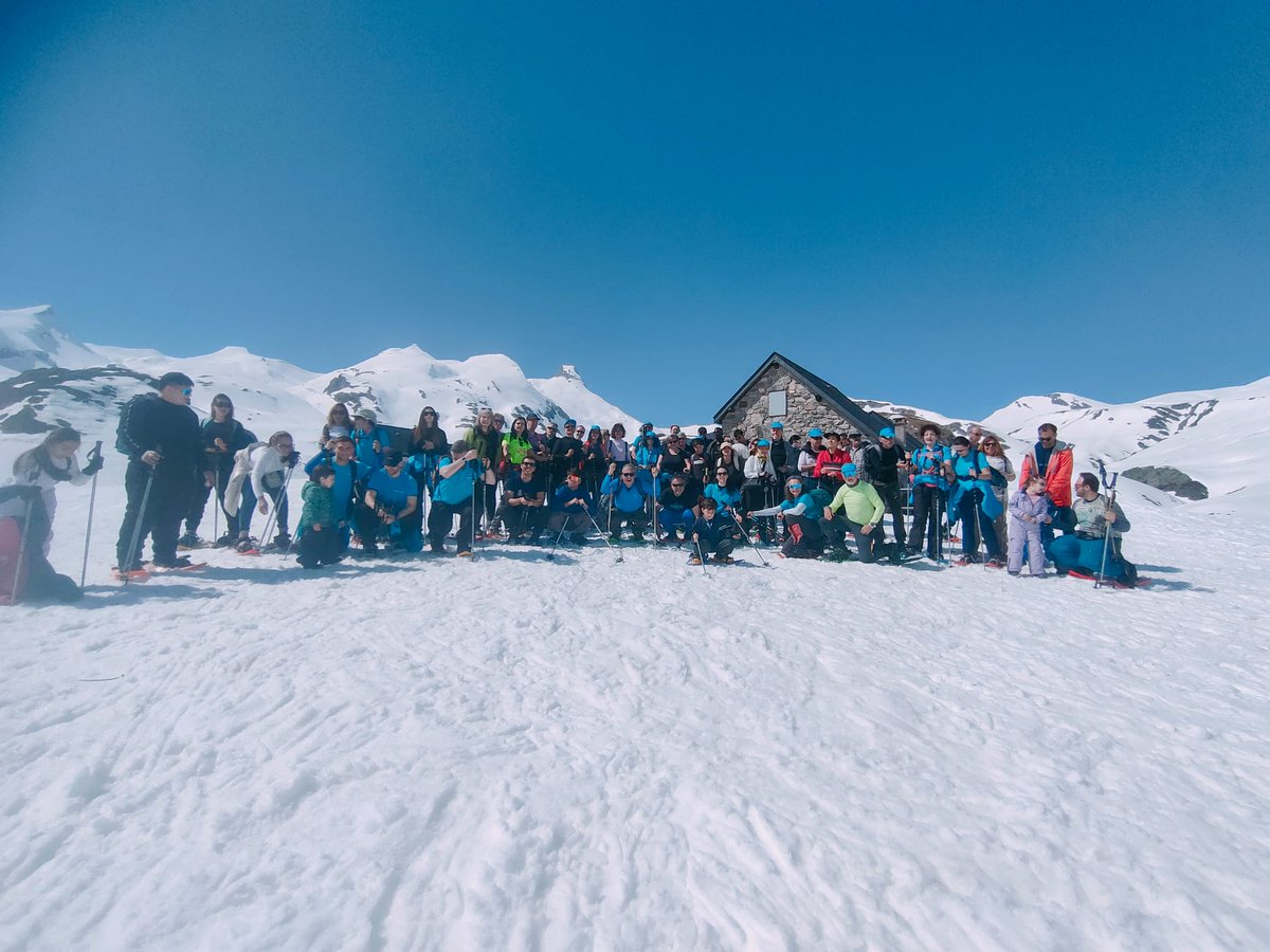 ONCE_oficial's tweet photo. ¡Más de 80 personas con #DiscapacidadVisual participan en @AramonFormigal en una jornada de #raquetas de nieve impulsada por @VoluntCABK y ONCE!

Amantes de la nieve procedentes de #Pamplona, #Zaragoza y #Logroño, que han podido disfrutar una preciosa excursión por la estación 

¡GRACIAS al voluntariado por haber hecho posible esta bonita experiencia!

#iguales #inclusión #ONCEAragón @FundlaCaixa